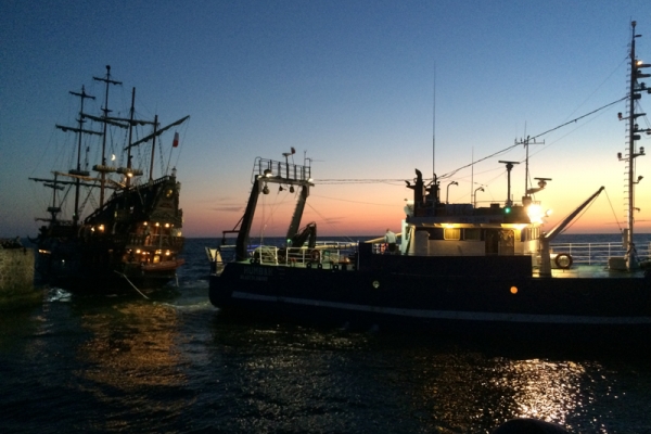 Statek Dragon ściągnięty z kamieni. Wejście do portu w Ustce bezpieczne